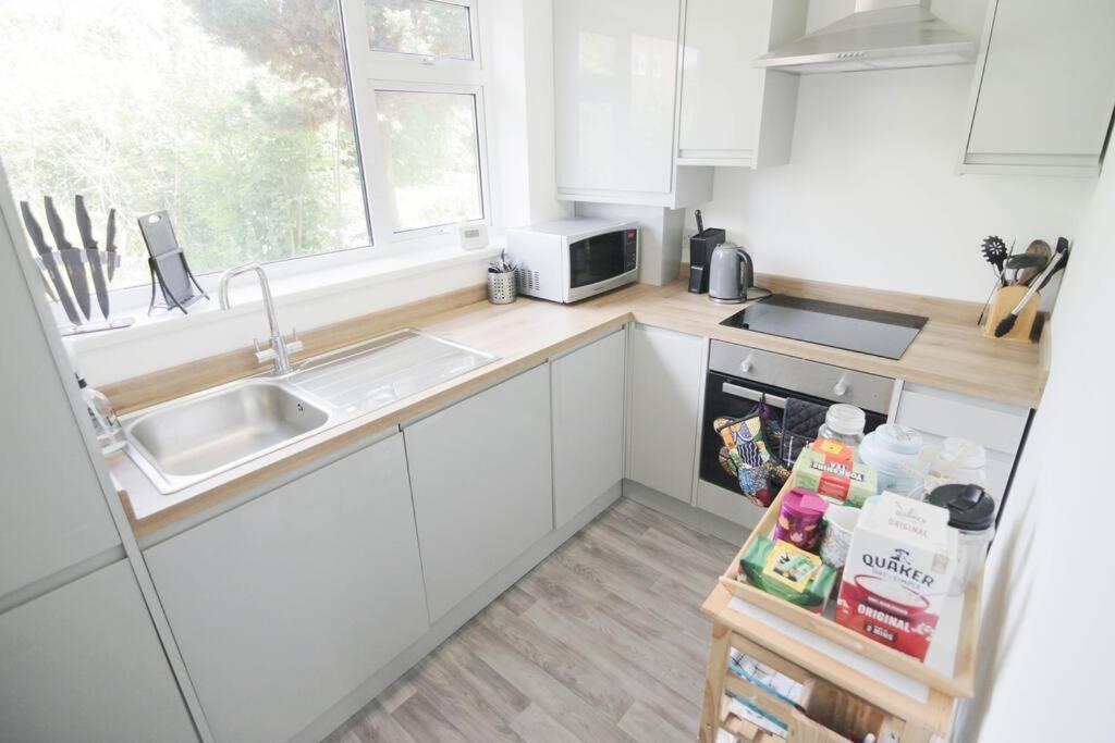 Secluded Central 2 Bed Flat 스트렛포드-어폰-에이본 외부 사진