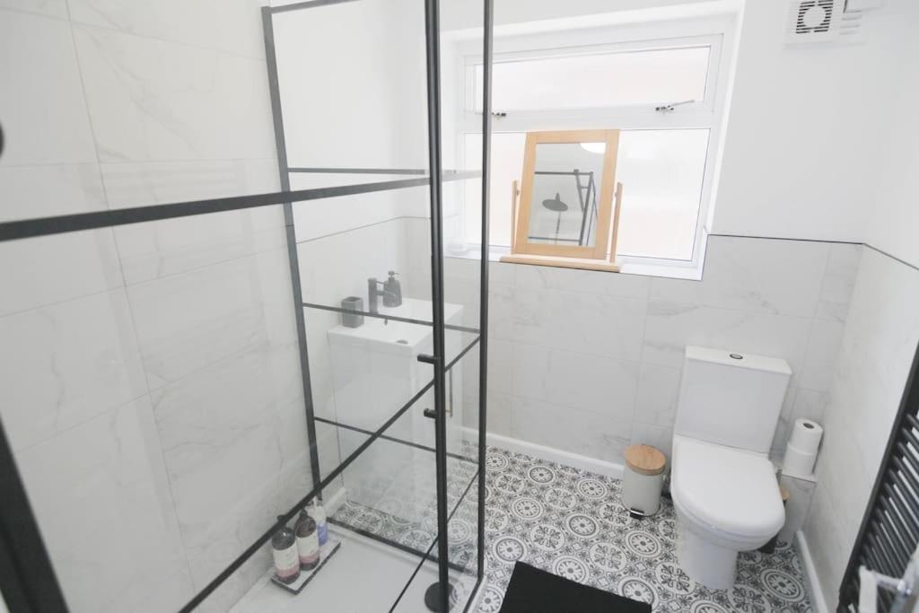 Secluded Central 2 Bed Flat 스트렛포드-어폰-에이본 외부 사진